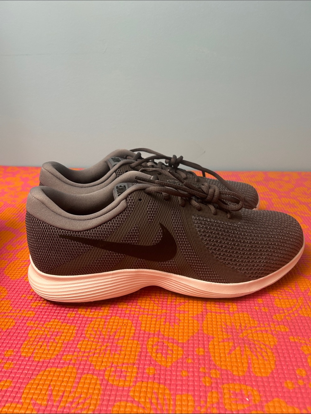 Nike men’s Charcoal and Black Athletic Running Shoes revolution 4